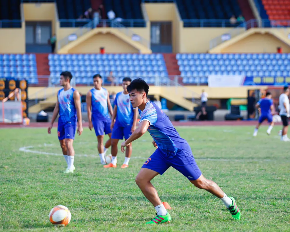 Các cầu thủ B.Bình Dương tập luyện trên sân Tự Do, TP Huế. Các cầu thủ B.Bình Dương tập luyện trên sân Tự Do, TP Huế.