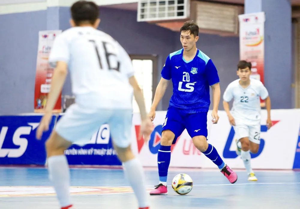 Pivot Nguyễn Thịnh Phát gặp nhiều khó khăn trước các cầu thủ Cao Bằng. ẢNH: ANH TRẦN Pivot Nguyễn Thịnh Phát gặp nhiều khó khăn trước các cầu thủ Cao Bằng. ẢNH: ANH TRẦN