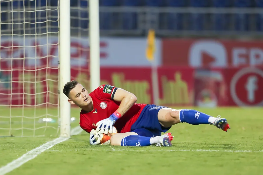 Thủ môn Patrick Lê Giang không thể cứu được CLB TPHCM thoát thua trước SLNA. ẢNH: MINH HOÀNG