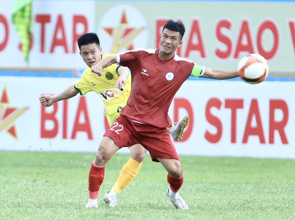 Bình Thuận (áo đỏ) sẽ rút ngắn điểm số với nhóm đầu nếu đánh bại đội khách Hòa Bình. ẢNH: MINH HOÀNG