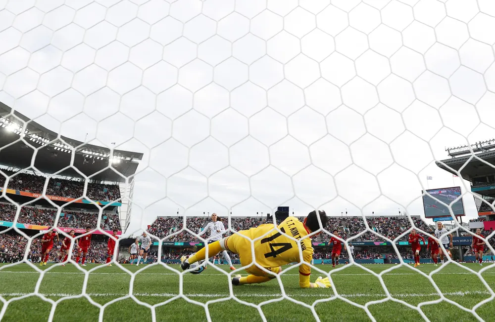 Khoảnh khắc Kim Thanh đánh bại ngôi sao Alex Morgan trên chấm 11m