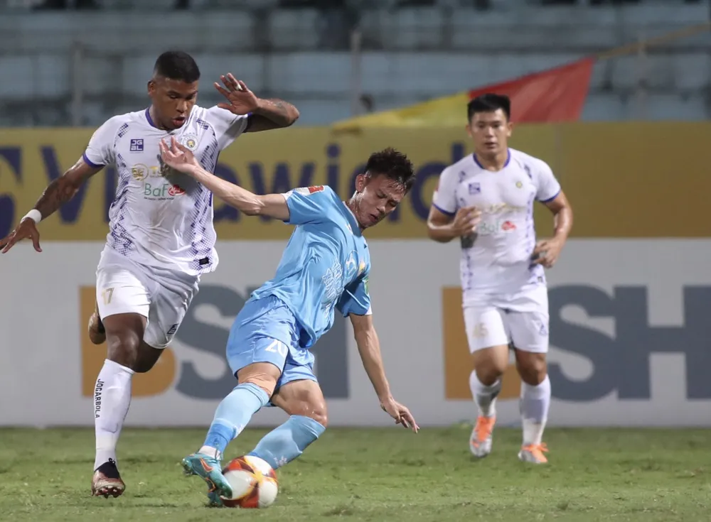 Các cầu thủ Nam Định dù chơi đầy cố gắng, nhưng vẫn không tránh được thất bại ở Hàng Đẫy. ẢNH: MINH HOÀNG Các cầu thủ Nam Định dù chơi đầy cố gắng, nhưng vẫn không tránh được thất bại ở Hàng Đẫy. ẢNH: MINH HOÀNG