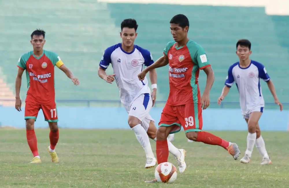 Bình Phước (áo đỏ) tiếp tục đứng ở vị trí cuối bảng sau khi để thua chủ nhà Phú Thọ.