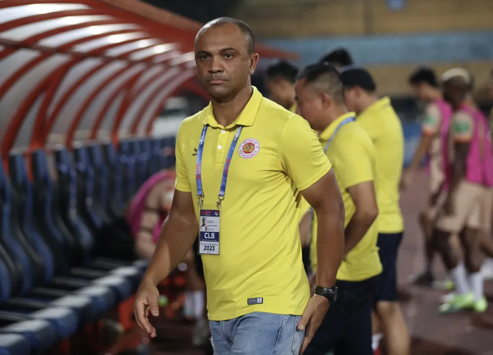 HLV Flavio Cruz đã cảm nhận sự khắc nghiệt của cuộc đua vô địch V-League. ẢNH: MINH HOÀNG