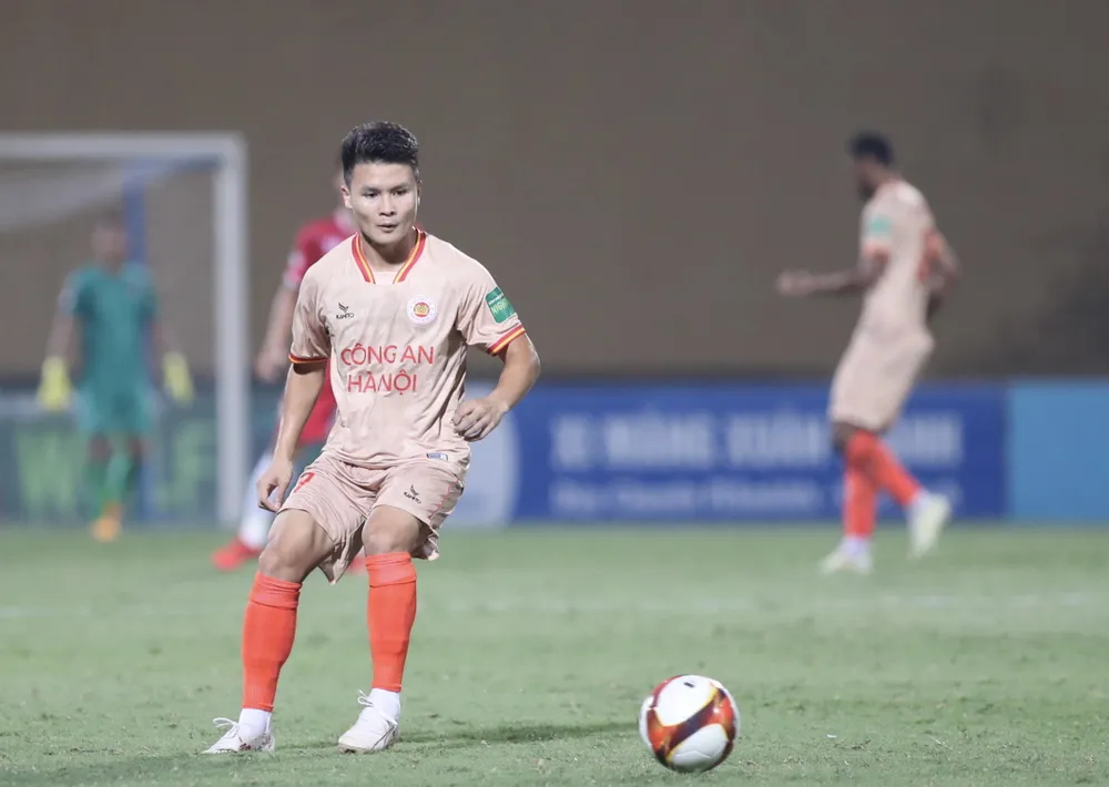 Quang Hải đang gặp nhiều khó khăn trong môi trường mới CAHN. ẢNH: MINH HOÀNG