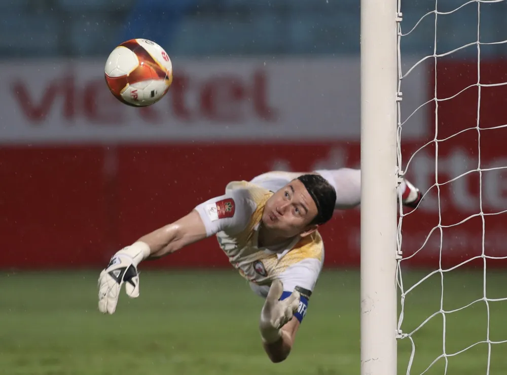 Pha bay người cứu thua của Đặng Văn Lâm vào cuối hiệp 1. ẢNH: MINH HOÀNG