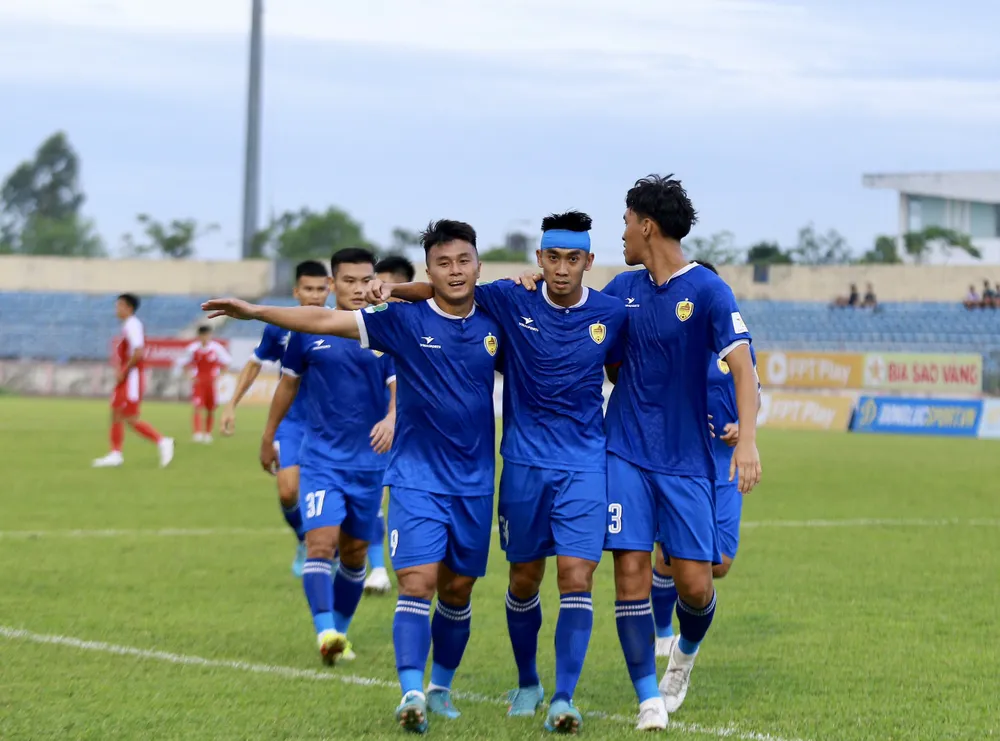 Niềm vui chiến thắng của các cầu thủ Quảng Nam. ẢNH: TÂM HÀ