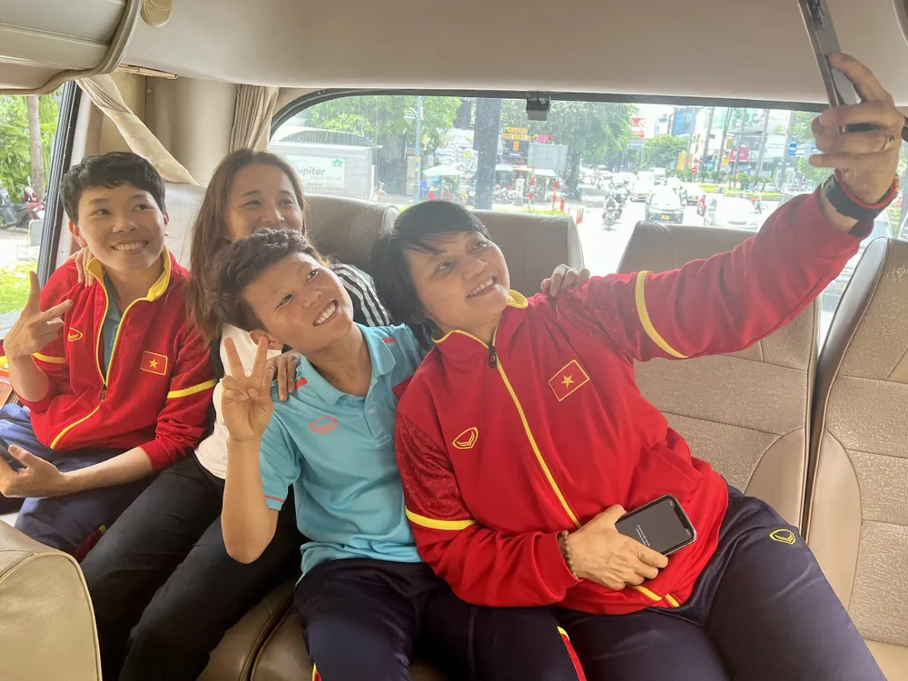 Niềm vui của các thành viên của đội tuyển nữ Việt Nam ngày trở về. Niềm vui của các thành viên của đội tuyển nữ Việt Nam ngày trở về.