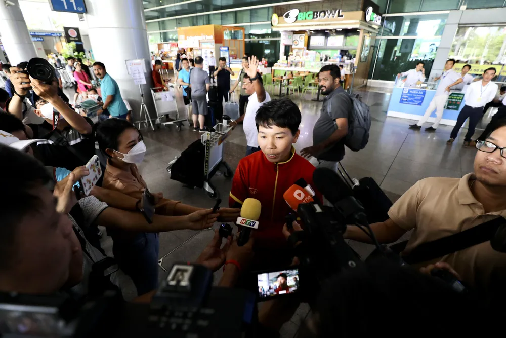 Thủ môn Kim Thanh trả lời phỏng vấn truyền thông. Thủ môn Kim Thanh trả lời phỏng vấn truyền thông.