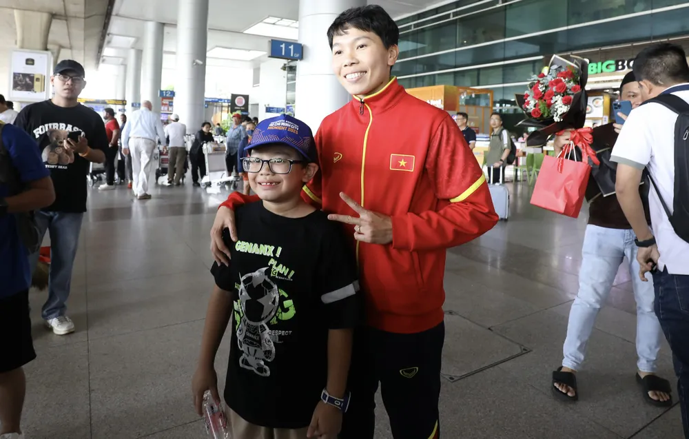 Một cổ động viên nhí chụp ảnh với thủ môn Kim Thanh. Một cổ động viên nhí chụp ảnh với thủ môn Kim Thanh.