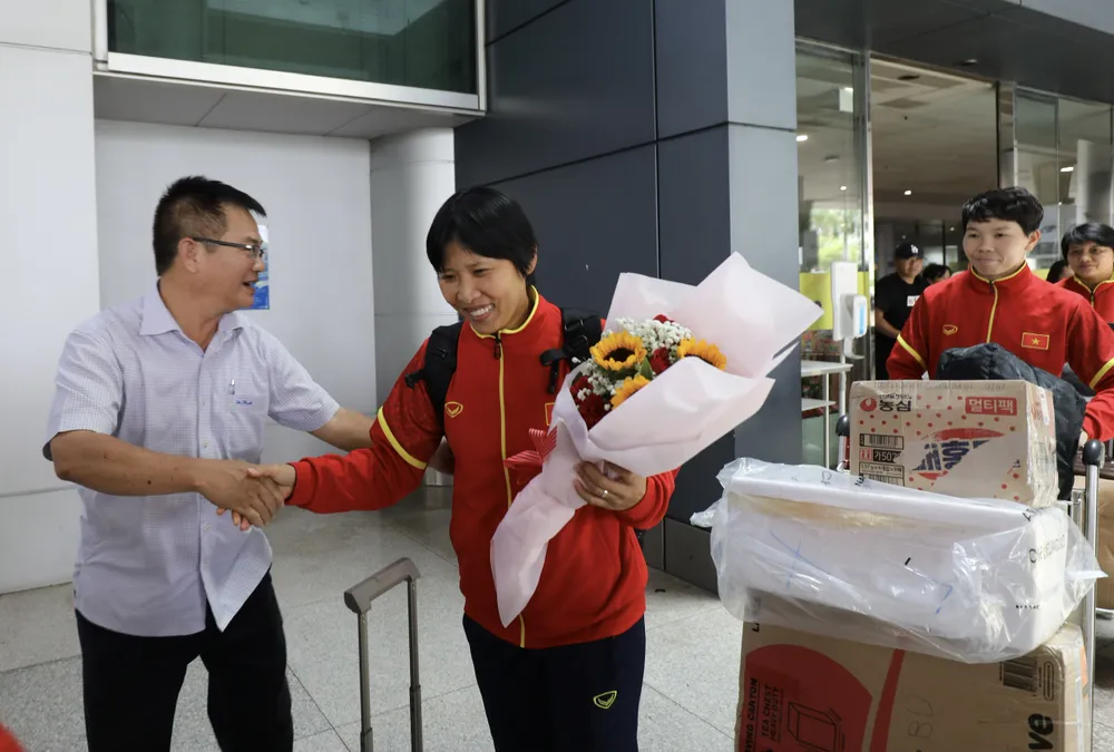 Ông Đào Huy Hùng, lãnh đội CLB nữ TPHCM chào đón trợ lý HLV Đoàn Thị Kim Chi cùng các nữ tuyển thủ ở sân bay. Ông Đào Huy Hùng, lãnh đội CLB nữ TPHCM chào đón trợ lý HLV Đoàn Thị Kim Chi cùng các nữ tuyển thủ ở sân bay.