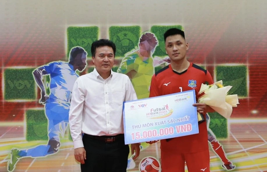 Hồ Văn Ý đoạt danh hiệu Thủ môn xuất sắc nhất Giải futsal VĐQG 2023. ẢNH: ANH TRẦN 