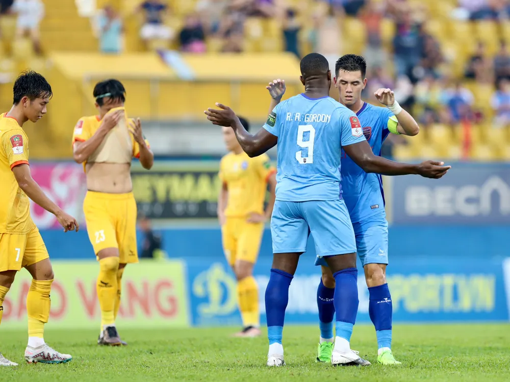 Tiến Linh và Rimario cùng lập công cho B.Bình Dương ở hiệp 1. ẢNH: DŨNG PHƯƠNG