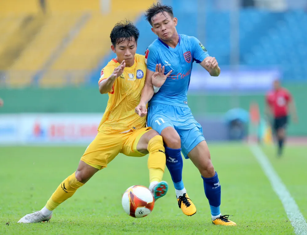 B.Bình Dương chỉ cần không thua CLB TPHCM ở lượt trận cuối là trụ hạng. ẢNH: DŨNG PHƯƠNG