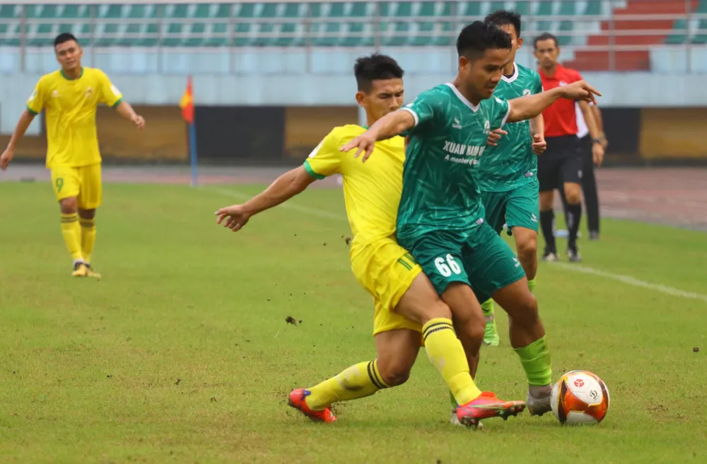 Đội chủ nhà Quảng Nam có nhiều cơ hội để đánh bại Phù Đổng. ẢNH: MINH HOÀNG