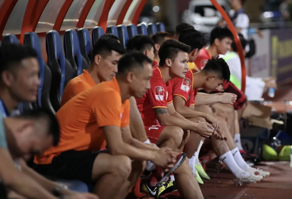 Quang Hải ngồi dự bị trong trận đấu quan trọng của CAHN. ẢNH: MINH HOÀNG