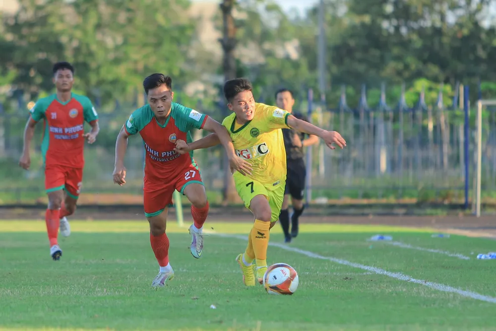 Bình Phước (áo đỏ) tạm thoát khỏi vị trí cuối bảng. ẢNH: DŨNG PHƯƠNG Bình Phước (áo đỏ) tạm thoát khỏi vị trí cuối bảng. ẢNH: DŨNG PHƯƠNG