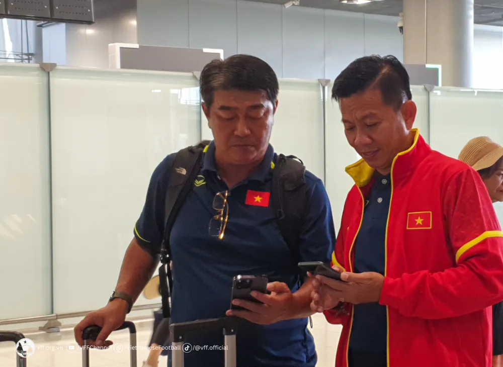 HLV Hoàng Anh Tuấn cùng trợ lý Trần Minh Chiến không mất nhiều thời gian để làm thủ tục nhập cảnh