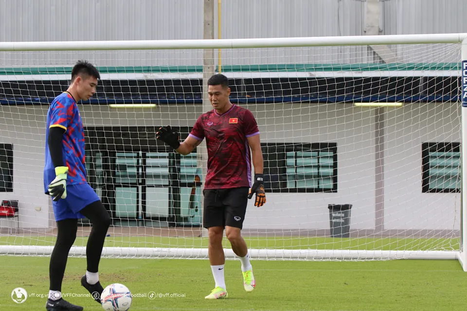 Nhóm thủ môn tập luyện với HLV thủ môn Trần Đức Cường.