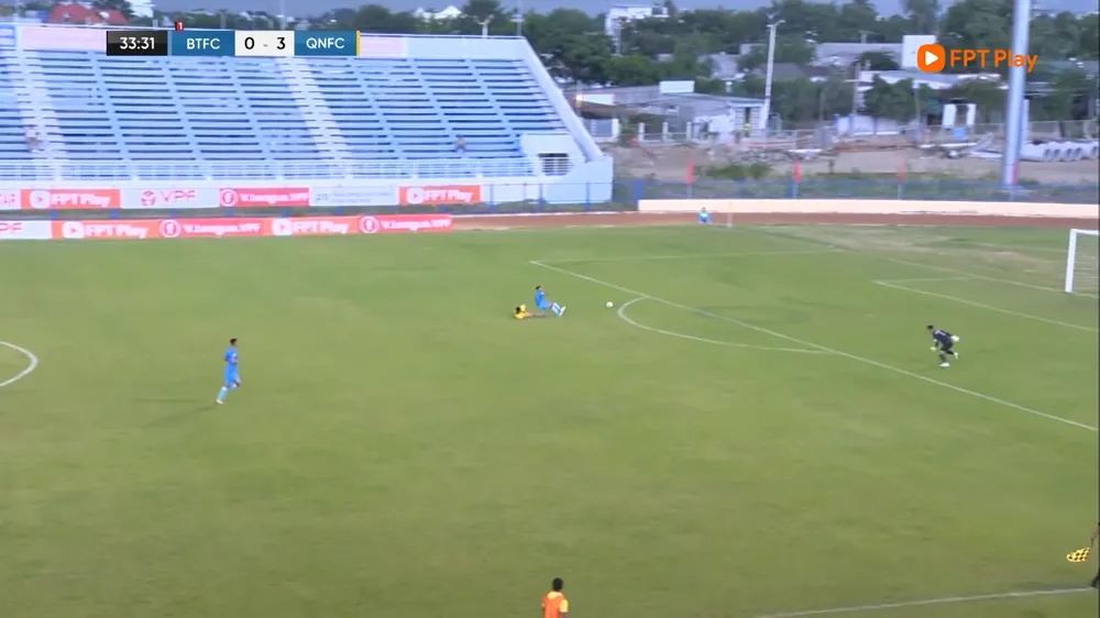 Văn Nam của Quảng Nam dù xoạc bóng từ cự ly khoảng gần 20m, nhưng vẫn ghi bàn vào lưới Bình Thuận. Văn Nam của Quảng Nam dù xoạc bóng từ cự ly khoảng gần 20m, nhưng vẫn ghi bàn vào lưới Bình Thuận.