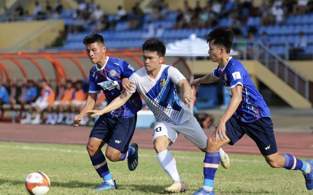 Huế (áo trắng) trụ hạng trước 2 vòng đấu sau trận hòa trước BR-VT. ẢNH: TÂM HÀ Huế (áo trắng) trụ hạng trước 2 vòng đấu sau trận hòa trước BR-VT. ẢNH: TÂM HÀ