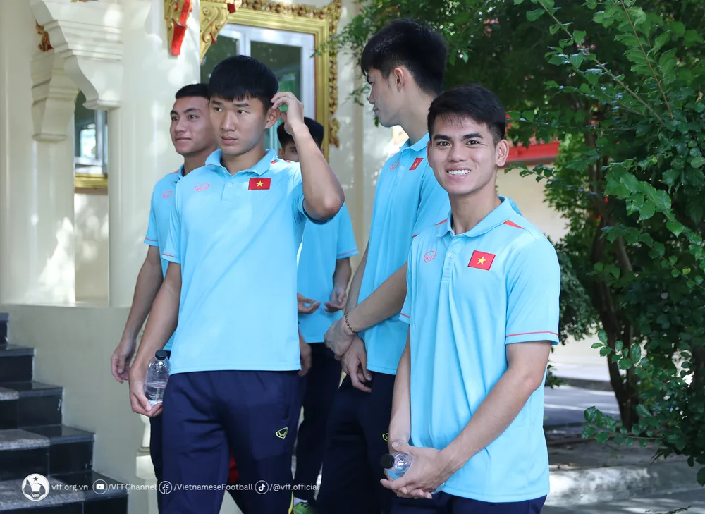 Khuất Văn Khang tìm thấy sự thoải mái khi đến với chốn tâm linh.