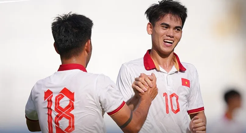 Niềm vui của Khuất Văn Khang với các tuyển thủ U23 Việt Nam.