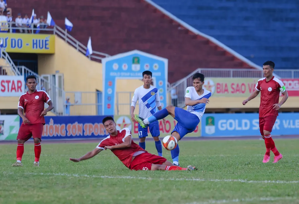 Huế (áo xanh, trắng) tạo nên chiến thắng có tỉ số cách biệt lớn nhất ở mùa giải 2023. ẢNH: TÂM HÀ Huế (áo xanh, trắng) tạo nên chiến thắng có tỉ số cách biệt lớn nhất ở mùa giải 2023. ẢNH: TÂM HÀ
