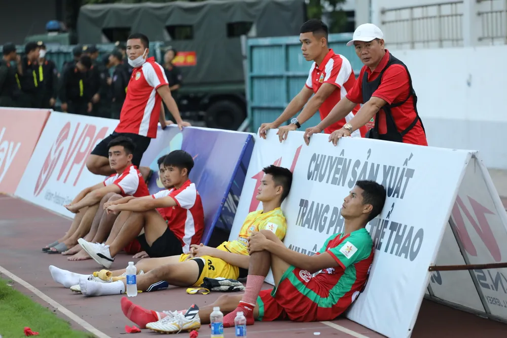Sự thất vọng của các cầu thủ Bình Phước. ẢNH: DŨNG PHƯƠNG Sự thất vọng của các cầu thủ Bình Phước. ẢNH: DŨNG PHƯƠNG