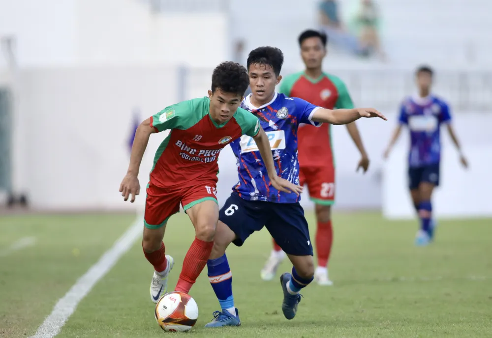Các cầu thủ BR-VT và Bình Phước đã cùng tạo ra trận "chung kết ngược" đầy hấp dẫn. ẢNH: DŨNG PHƯƠNG Các cầu thủ BR-VT và Bình Phước đã cùng tạo ra trận "chung kết ngược" đầy hấp dẫn. ẢNH: DŨNG PHƯƠNG
