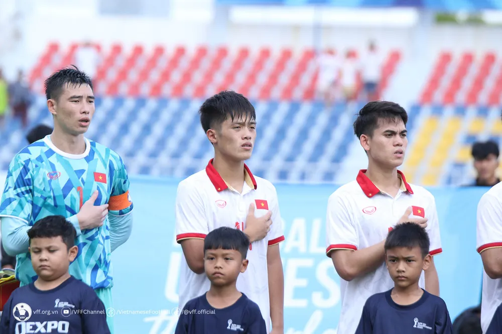 Thủ môn Quan Văn Chuẩn phán đoán không chính xác trong bàn thua của U23 Việt Nam.