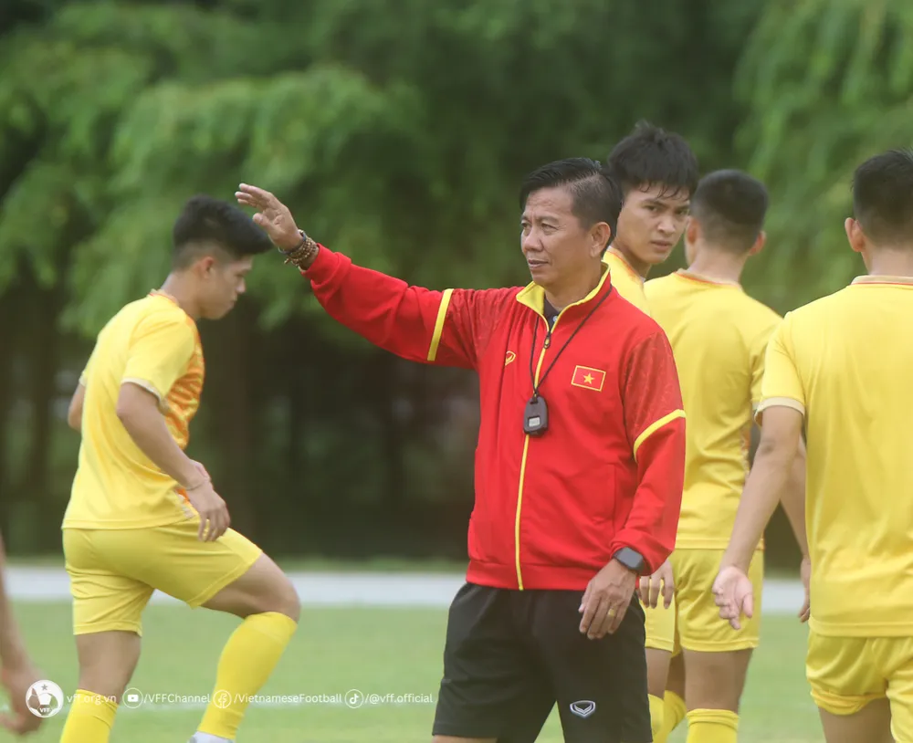 HLV Hoàng Anh Tuấn luôn động viên các học trò không ngừng cố gắng, tiến bộ hơn nữa.