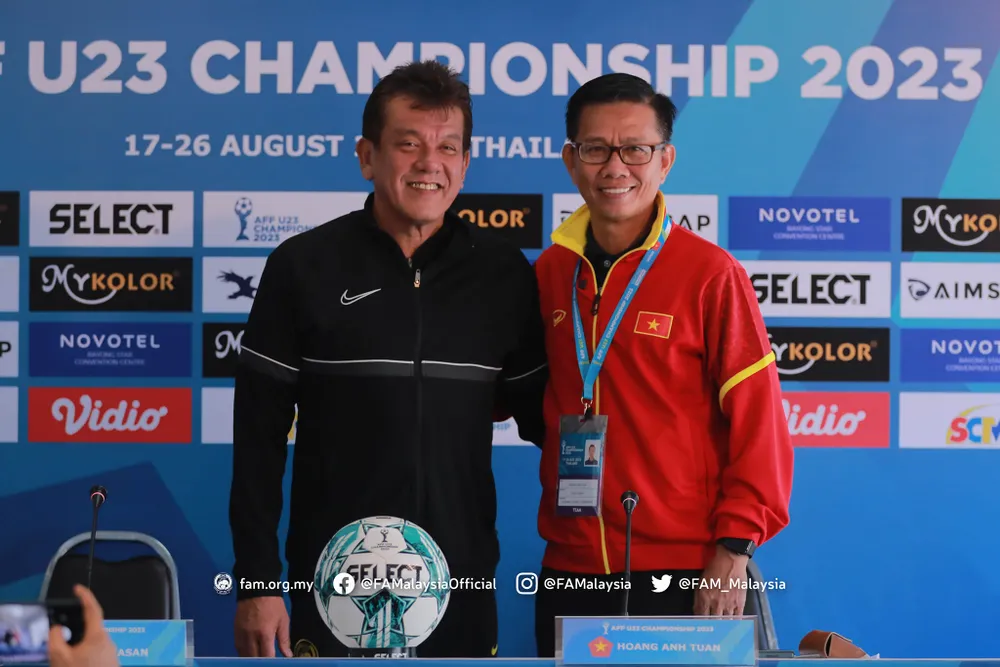 HLV E.Elavarasan dành sự tôn trọng đến đồng nghiệp Hoàng Anh Tuấn của U23 Việt Nam. HLV E.Elavarasan dành sự tôn trọng đến đồng nghiệp Hoàng Anh Tuấn của U23 Việt Nam.