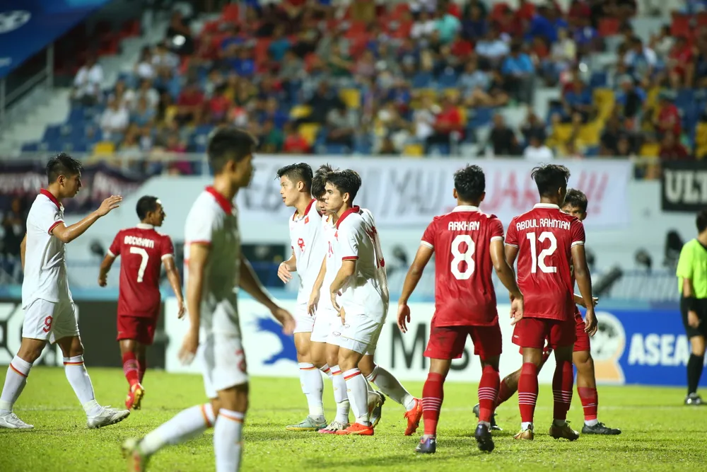 Các đồng đội động viên Quốc Việt không khi suýt hỏng quả phạt đền. ẢNH: NGHĨA HƯNG. Các đồng đội động viên Quốc Việt không khi suýt hỏng quả phạt đền. ẢNH: NGHĨA HƯNG.