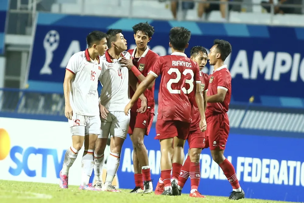 Trận đấu nóng lên vào cuối hiệp 1, với những pha vào bóng quyết liệt giữa đôi bên. Trận đấu nóng lên vào cuối hiệp 1, với những pha vào bóng quyết liệt giữa đôi bên.