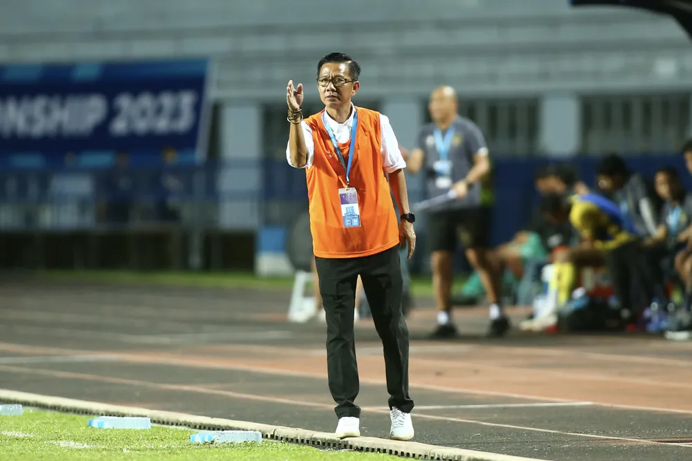 HLV Hoàng Anh Tuấn liên tục chỉ đạo, động viên và tiếp lửa cho các học trò suốt cả trận chung kết. ẢNH: NGHĨA HƯNG. HLV Hoàng Anh Tuấn liên tục chỉ đạo, động viên và tiếp lửa cho các học trò suốt cả trận chung kết. ẢNH: NGHĨA HƯNG.