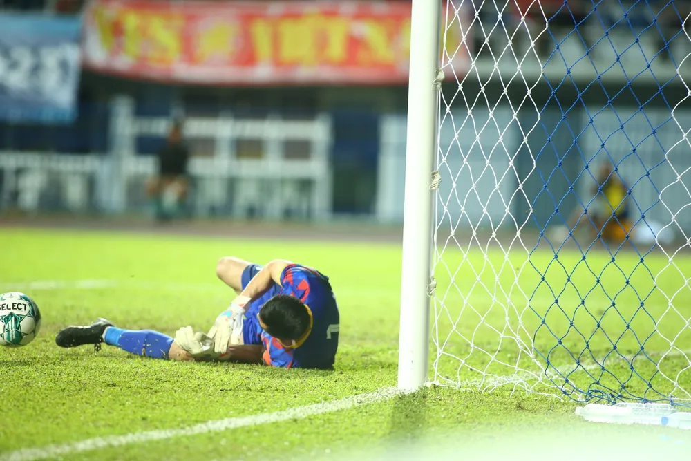 Thủ môn Văn Chuẩn cản phá được lượt sút phạt đền thứ 6 của U23 Indonesia. Thủ môn Văn Chuẩn cản phá được lượt sút phạt đền thứ 6 của U23 Indonesia.