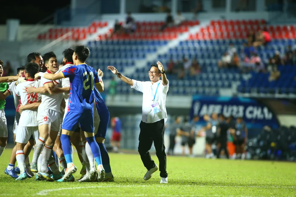 HLV Hoàng Anh Tuấn đã có danh hiệu đầu tiên trong nghiệp huấn luyện các đội tuyển trẻ Việt Nam. HLV Hoàng Anh Tuấn đã có danh hiệu đầu tiên trong nghiệp huấn luyện các đội tuyển trẻ Việt Nam.