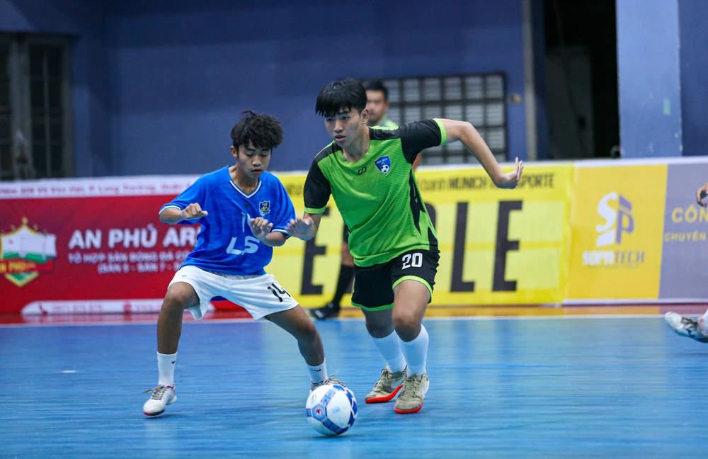 Thái Sơn Nam Academy (áo xanh) lần đầu tham dự một sân chơi futsal phong trào ở TPHCM. ẢNH: TÂM HÀ 