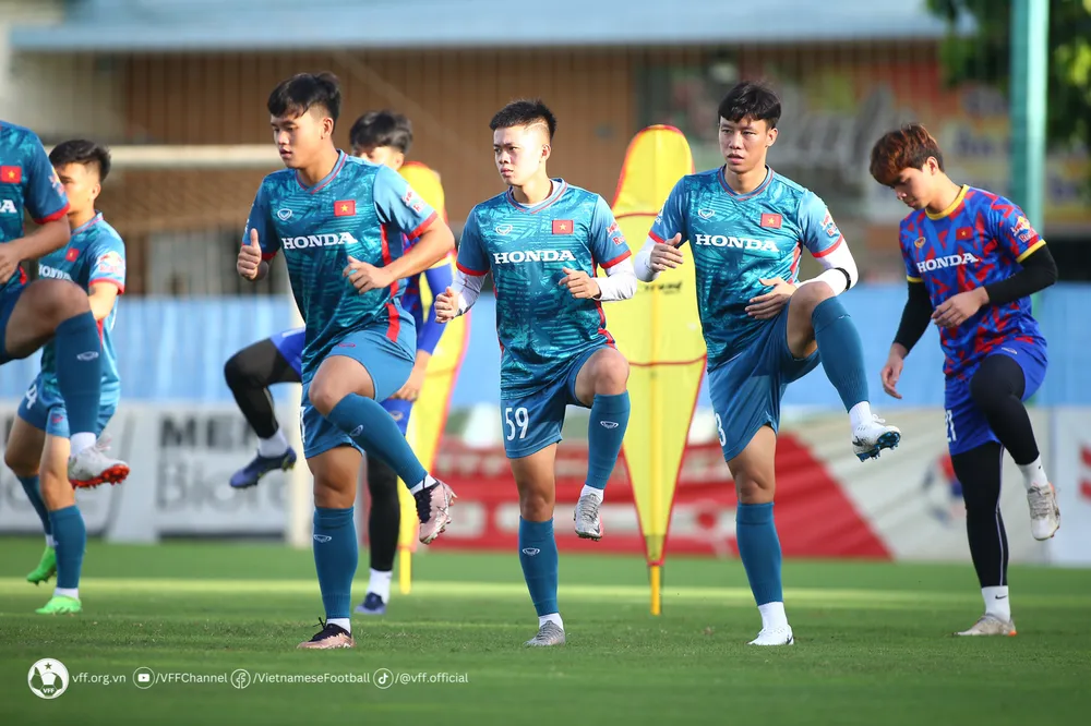 Tân binh Huỳnh Thế Hiếu (số 59) của U23 Việt Nam tập luyện cùng "đàn anh" Quế Ngọc Hải. Tân binh Huỳnh Thế Hiếu (số 59) của U23 Việt Nam tập luyện cùng "đàn anh" Quế Ngọc Hải.