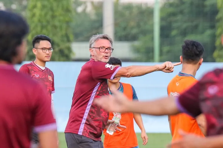 HLV Troussier thường xuyên nhắc nhở, thậm chí quát mắng để các học trò tốt hơn.