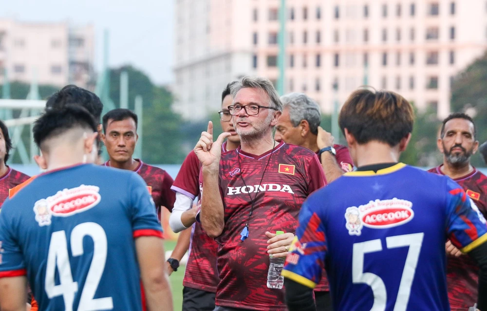 HLV Philippe Troussier là một nhà cầm quân làm việc đầy trách nhiệm và tâm huyết. 