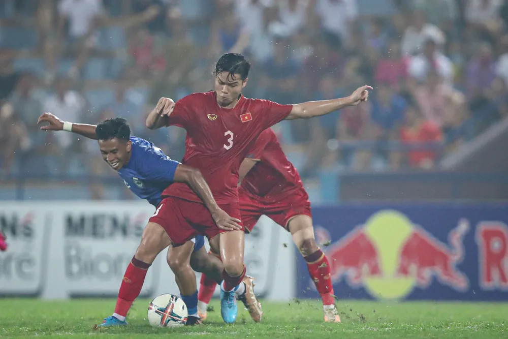 U23 Singapore gây ra nhiều khó khăn cho U23 Việt Nam. ẢNH: MINH HOÀNG