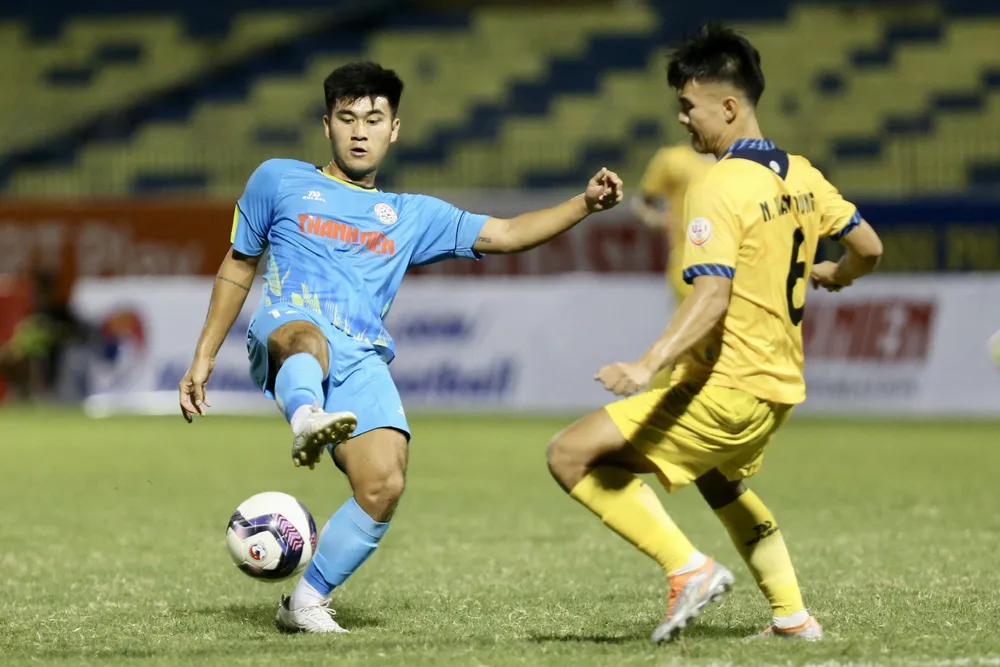 U21 PVF (áo xanh) nhọc nhằn đánh bại đội chủ nhà U21 Thanh Hóa. ẢNH: KHẢ HÒA. U21 PVF (áo xanh) nhọc nhằn đánh bại đội chủ nhà U21 Thanh Hóa. ẢNH: KHẢ HÒA.