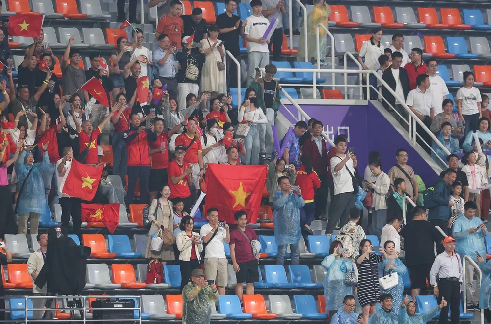 Người hâm mộ vẫn luôn ở bên động viên và tiếp lửa cho Olympic Việt Nam.