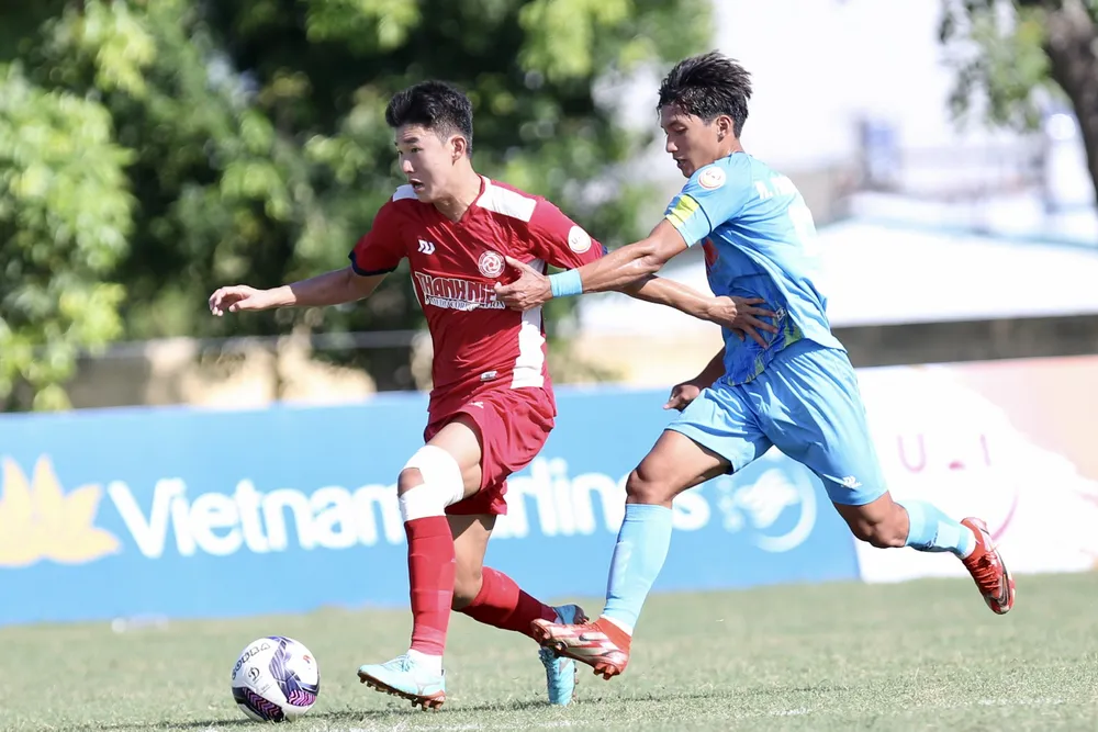 U21 Viettel (áo đỏ) bị U21 PVF-CAND (áo xanh) cầm hòa 2-2 dù đã dẫn trước 2-0.