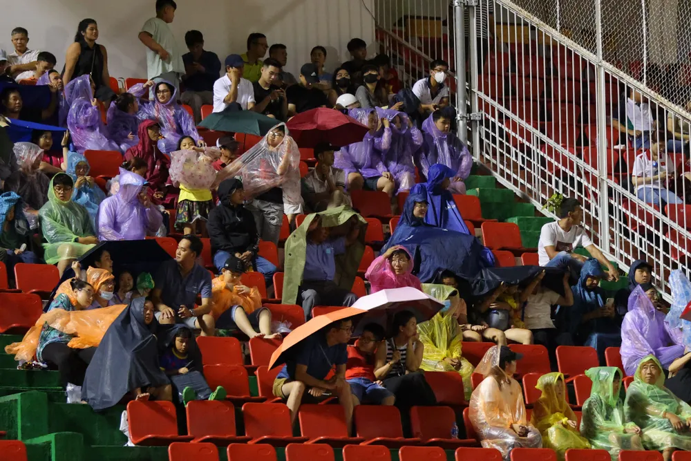 Khán giả TPHCM "đội mưa" theo dõi trận giao hữu thiện nguyện của bóng đá Việt Nam. Khán giả TPHCM "đội mưa" theo dõi trận giao hữu thiện nguyện của bóng đá Việt Nam.