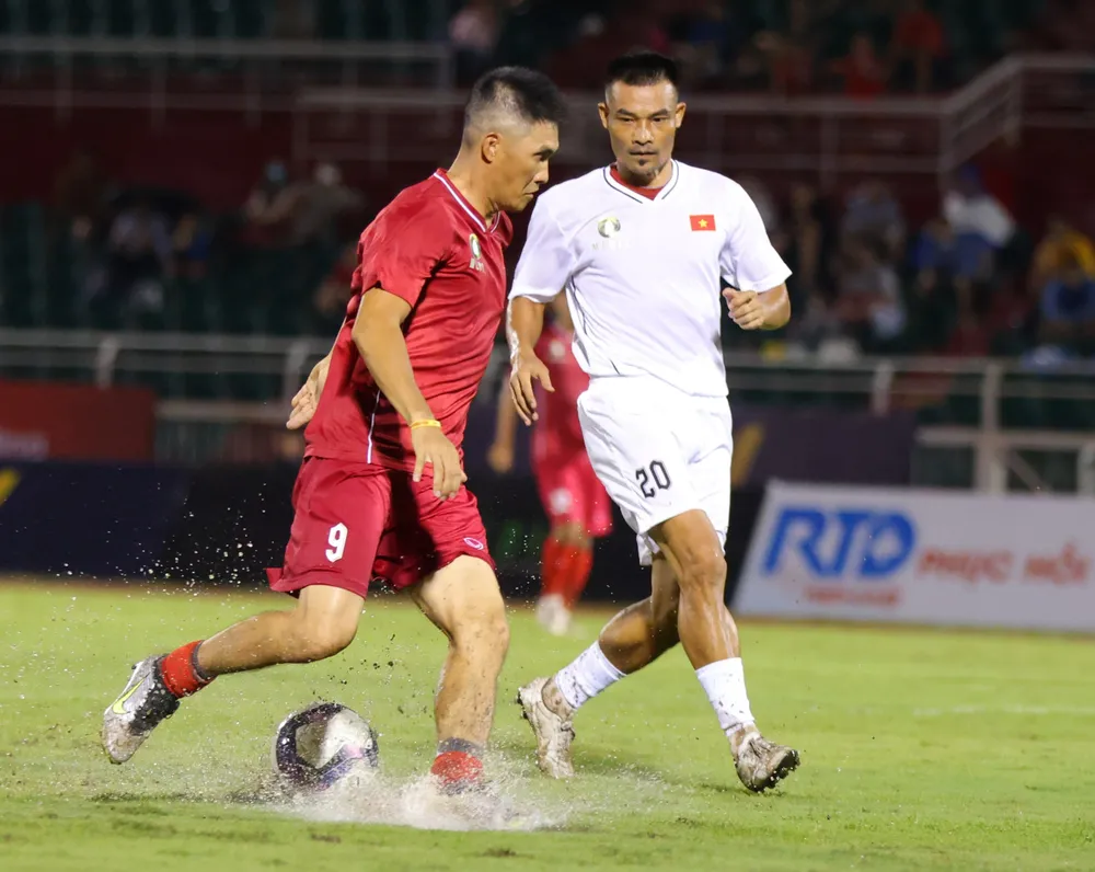 Cựu tiền đạo Lê Công Vinh đối đầu với cựu trung vệ Trương Đình Luật. Cựu tiền đạo Lê Công Vinh đối đầu với cựu trung vệ Trương Đình Luật.