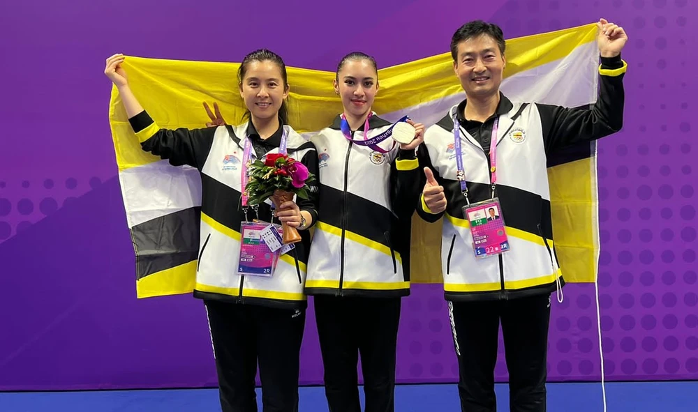 Nữ võ sĩ wushu Basma Lachkar (giữa) giành tấm huy chương bạc ASIAD 19 lịch sử cho thể thao Brunei. 