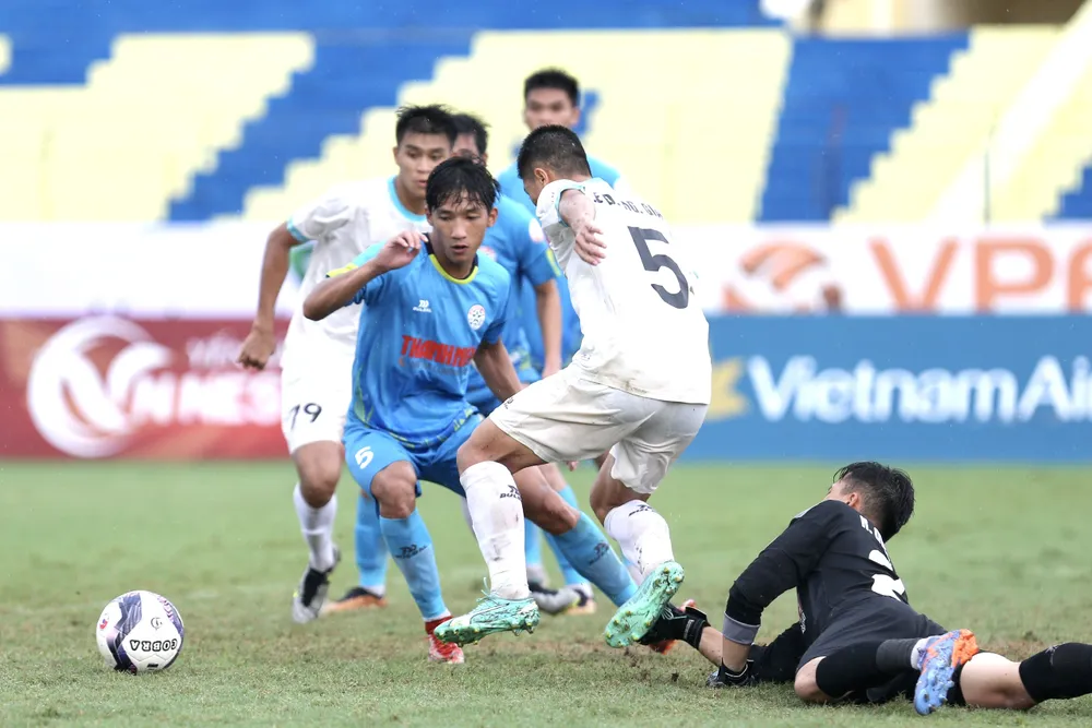 U21 PVF (áo xanh) dễ dàng đánh bại U21 Long An. U21 PVF (áo xanh) dễ dàng đánh bại U21 Long An.